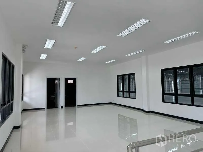 Factory for rent in Bang Phli, Samut Prakan - Second‑floor office area overlooking the warehouse through wide windows.