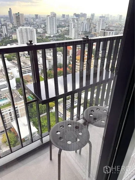 คอนโด ให้เช่าในWatthana, Bangkok - ระเบียงชั้นสูงมีบาร์และสตูล มองเห็นเส้นขอบฟ้ากรุงเทพฯ