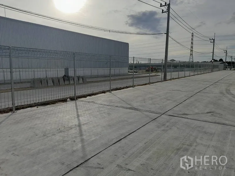 โรงงาน ให้เช่าในMueang Rayong, Rayong - รั้วรอบโครงการตลอดแนวถนนคอนกรีตทางเข้า