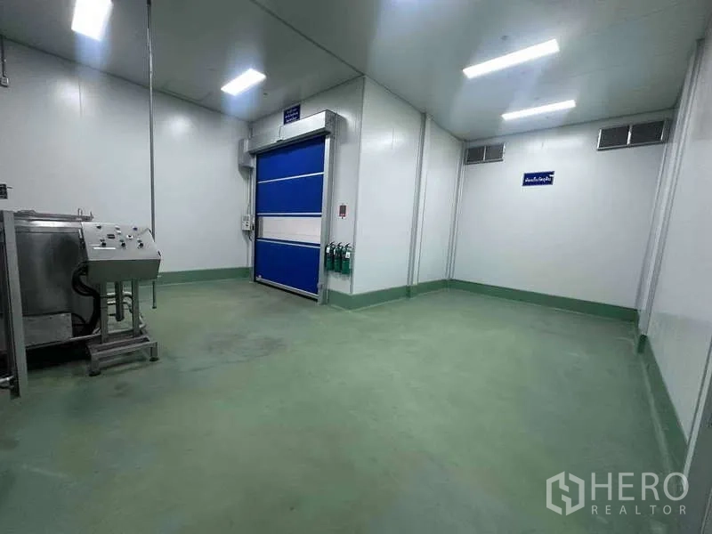 โรงงาน ให้เช่า - โซนขนถ่ายในคลีนรูม ประตูม้วนความเร็วสูงสีน้ำเงิน พื้นอีพ็อกซี่ และถังดับเพลิง