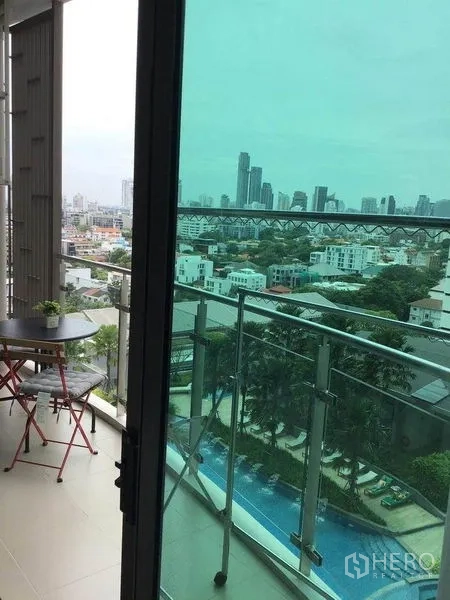 คอนโด ให้เช่าในWatthana, Bangkok - ระเบียงพร้อมโต๊ะนั่งเล่น มองเห็นสกายไลน์และสระว่ายน้ำด้านล่าง