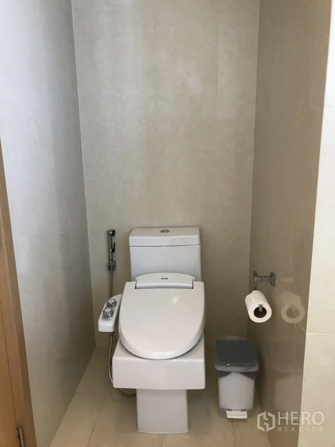 Condominium for rent in Watthana, Bangkok - Glass-enclosed shower with rain head and handheld shower set.