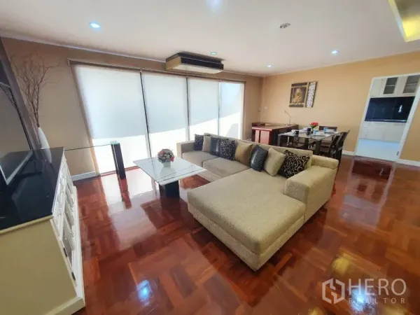 公寓 出租在Watthana, Bangkok - 采光充足的客厅，大窗与相连餐区