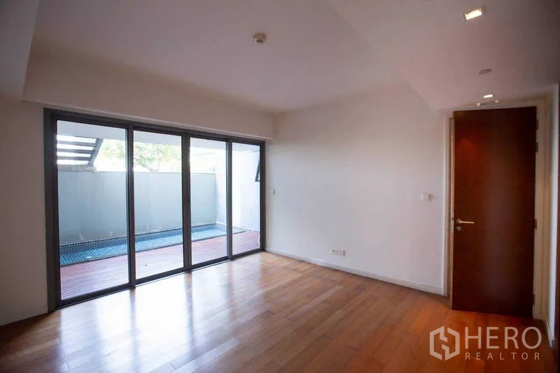 Condominium for rent in Yan Nawa, Bangkok - Bedroom with sliding glass doors opening to a terrace and private plunge pool.