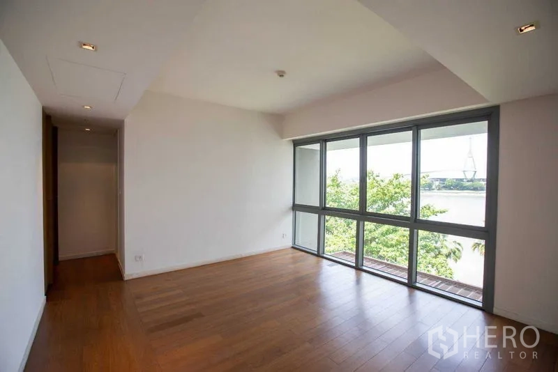 公寓 出租在Yan Nawa, Bangkok - 卧室配大窗，欣赏绿意与湄南河桥景