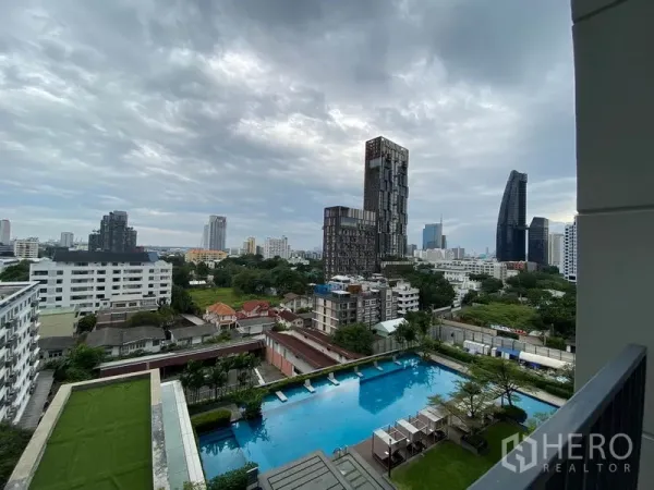 คอนโด ให้เช่าหรือขายในKhlong Toei, Bangkok - มุมมองจากระเบียงเห็นสระว่ายน้ำและทิวทัศน์ตึกสูงย่านสุขุมวิท