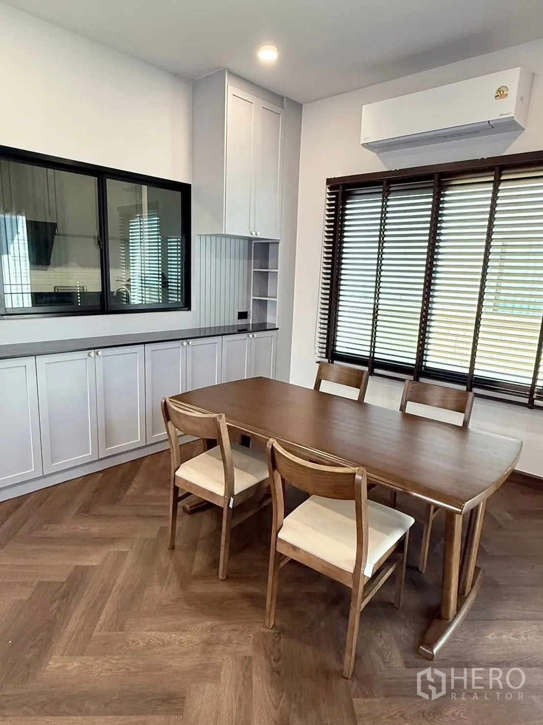 บ้านเดี่ยว for rent in Bang Phli, Samut Prakan - ห้องทานอาหารมีโต๊ะไม้ 6 ที่นั่ง ตู้บิวท์อิน และมู่ลี่หน้าต่าง.