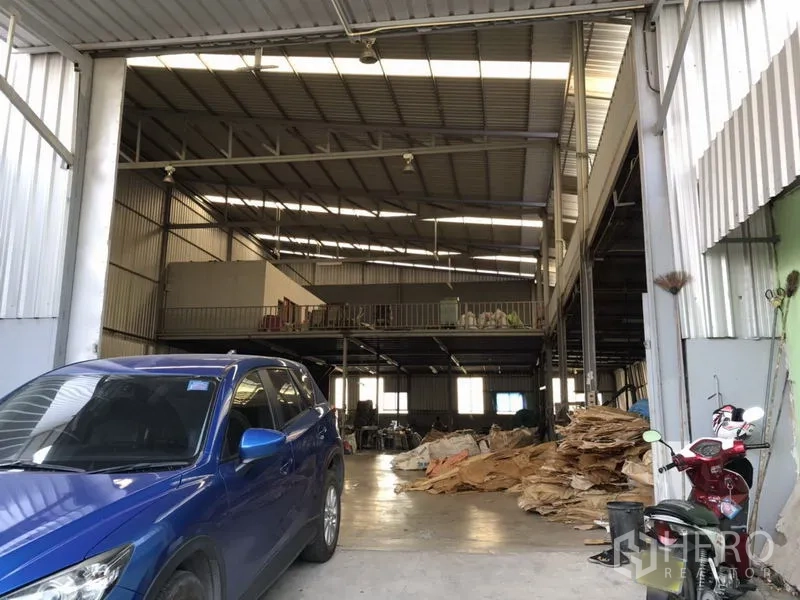 Warehouse for rent in Mueang Samut Prakan, Samut Prakan - Loading bay and parking at warehouse entrance with mezzanine visible and wide access.