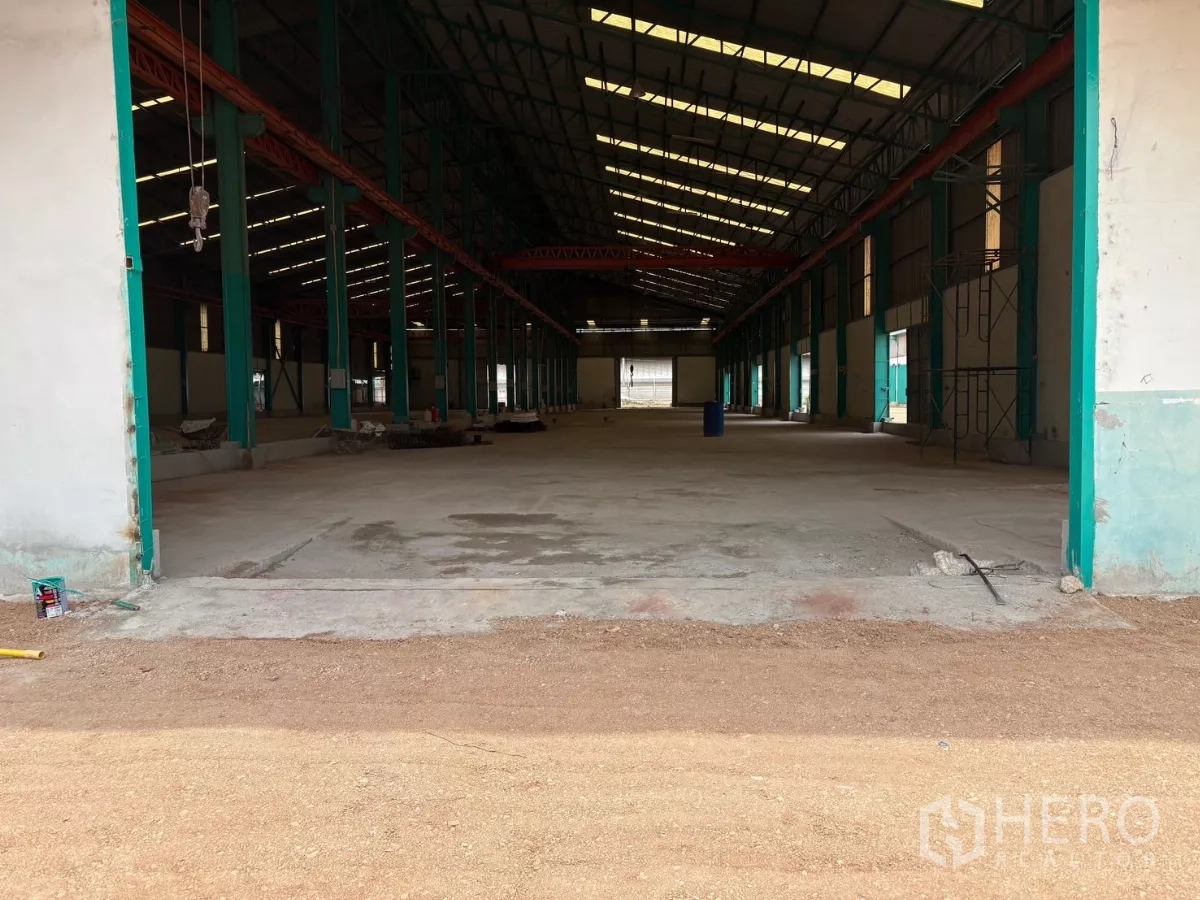 โรงงาน ให้เช่าในMueang Samut Sakhon, Samut Sakhon - ช่องโหลดสินค้าสำหรับรถวิ่งเข้า แสดงพื้นที่การผลิตคอนกรีตกว้างภายใน.