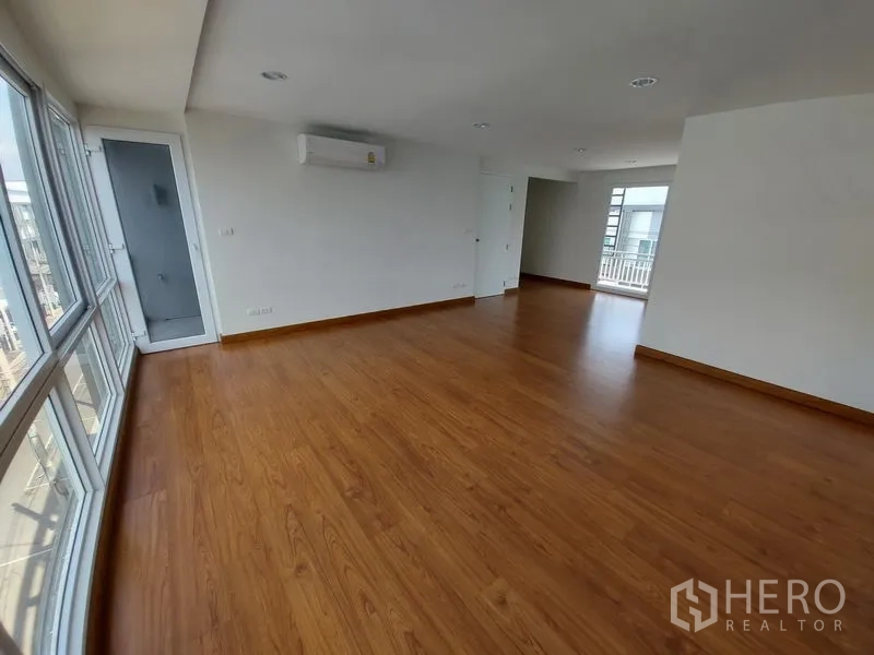 联排别墅 出售在Wang Thonglang, Bangkok - 宽敞卧室，木地板、空调与转角大窗。