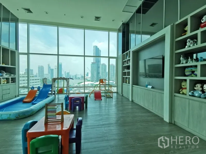 คอนโด ให้เช่าในBang Kho Laem, Bangkok - ห้องเด็กเล่นในร่ม มีของเล่นและสไลด์ พร้อมหน้าต่างสูงจากพื้นจรดเพดาน