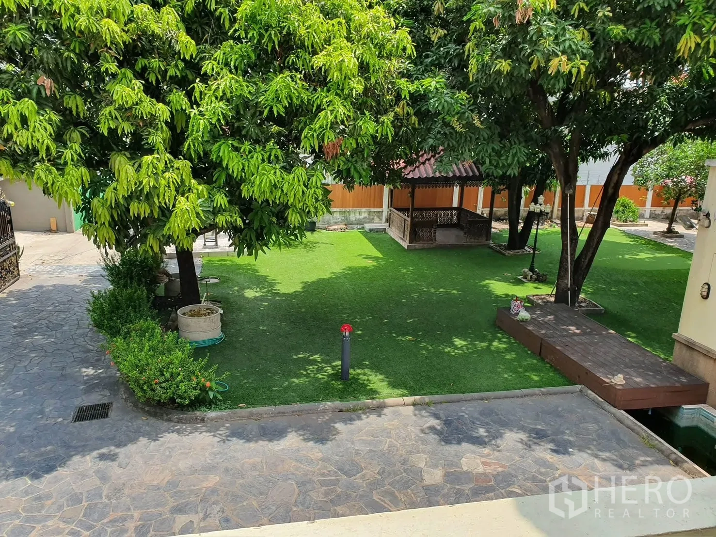 独栋房屋 for rent in Sathon, Bangkok - 园景庭院，草坪、成树与木制凉亭。