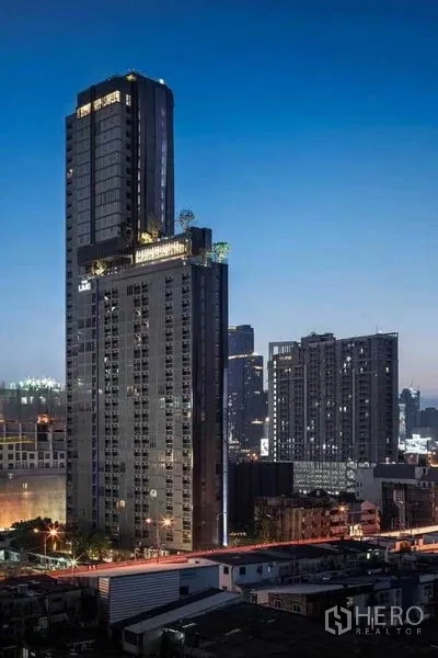 คอนโด ให้เช่าในDin Daeng, Bangkok - ตึกคอนโดสูงในย่านดินแดงยามค่ำ พร้อมทิวทัศน์สกายไลน์กรุงเทพฯ