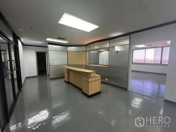 办公空间 出租在Yan Nawa, Bangkok - 大堂区配木质前台、玻璃隔断与顶灯。