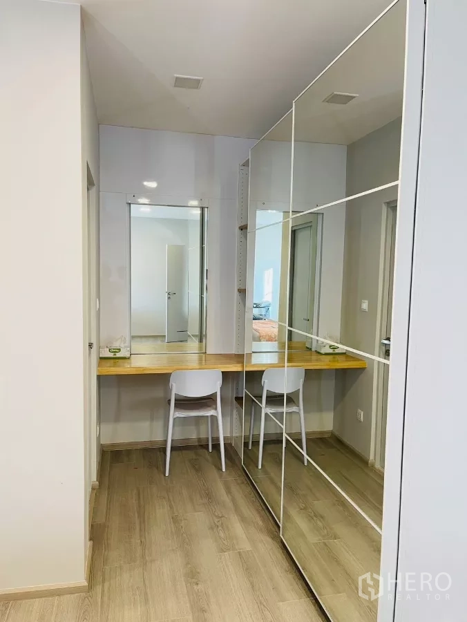 独立式住宅 出租在Prawet, Bangkok - 步入式更衣区，长化妆台与镜面衣柜