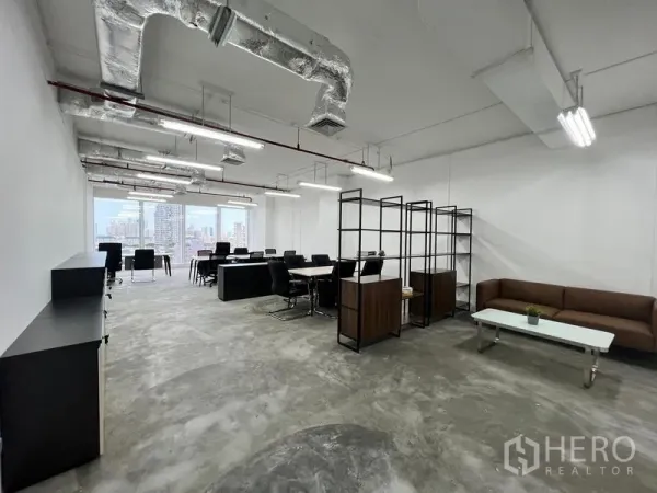 办公空间 出租在Sathon, Bangkok - 办公室广角图，外露风管、会议区与城市景观一览。