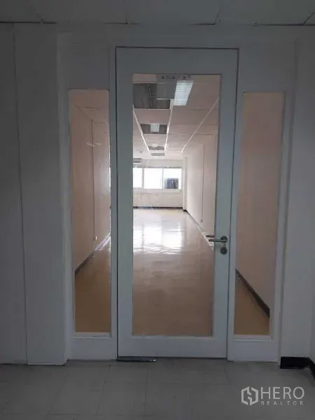 Office Space for rent in Pathum Wan, Bangkok - Glass entry door with side panels leading into a bright open-plan office area.
