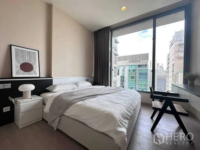 公寓 出租在Watthana, Bangkok - 卧室配大窗城市景观与内置床头板