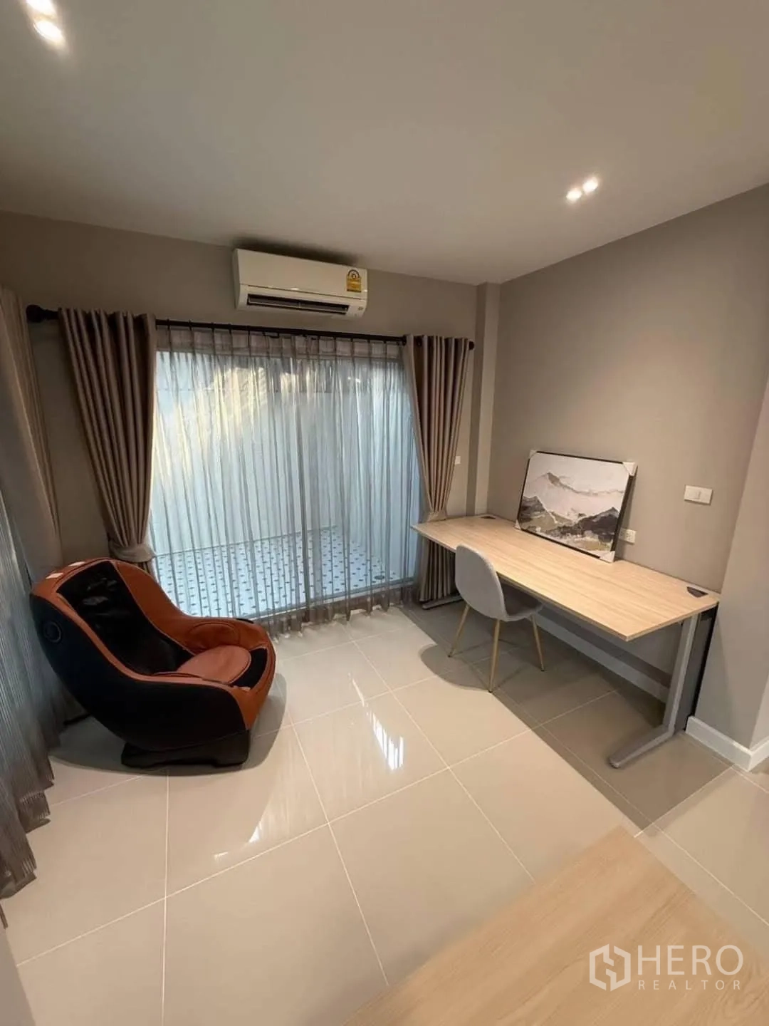 独栋房屋 for rent in Prawet, Bangkok - 居家办公间，长书桌、按摩椅与大面积窗户