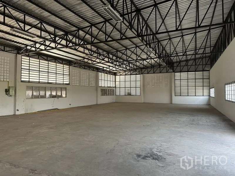 Factory for rent in Lam Luk Ka, Pathum Thani - Open production floor with clear-span structure, concrete surface and ample natural light.