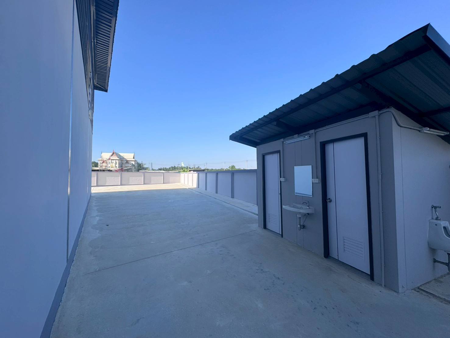 โรงงาน ขายในMueang Samut Sakhon, Samut Sakhon - พื้นที่บริการภายนอก มีอาคารห้องน้ำแยก อ่างล้างหน้า และทางเดินคอนกรีต