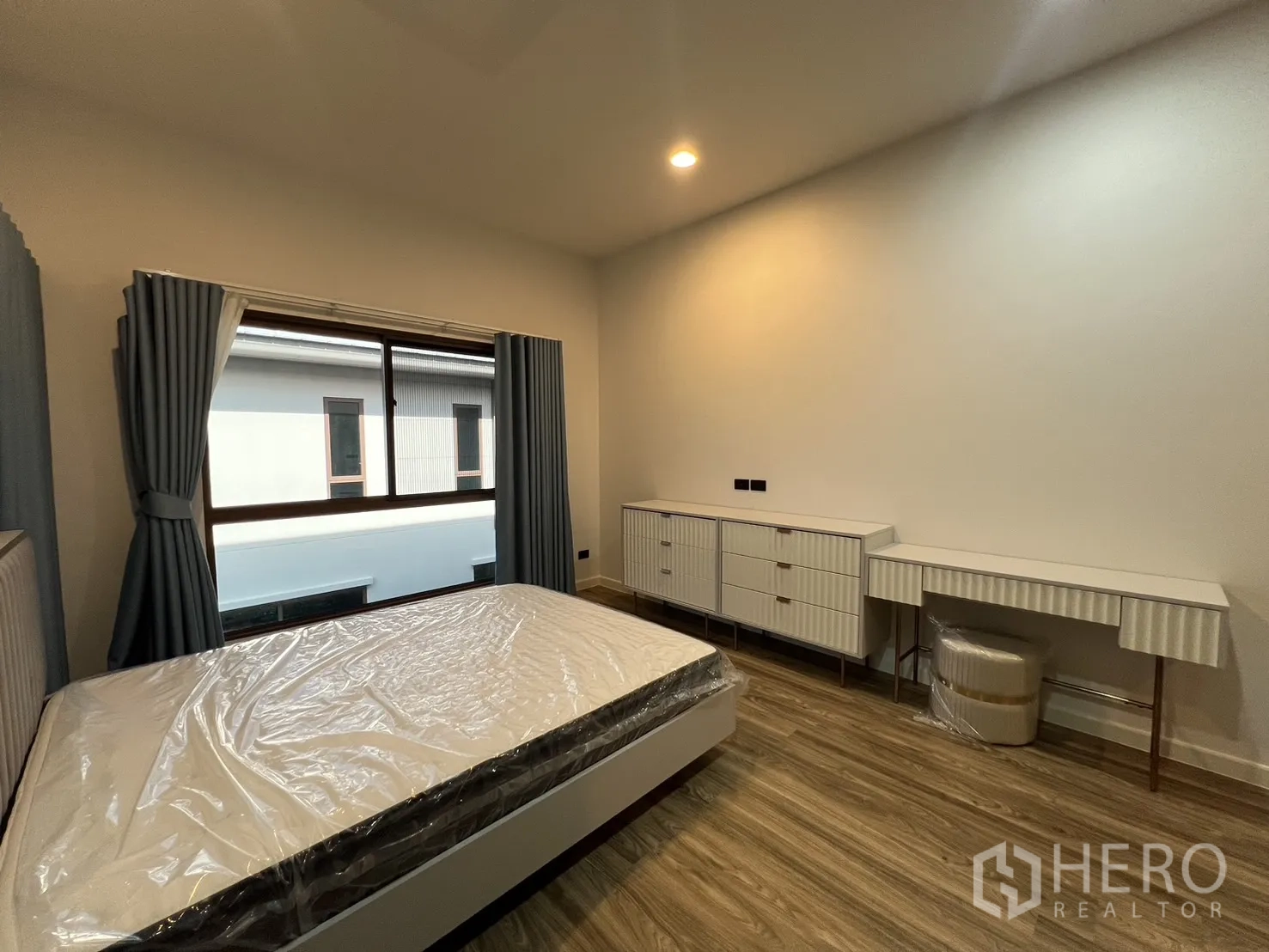 Detached House for rent or sale in Bang Kapi, Bangkok - Bedroom angle showing wide dresser and window