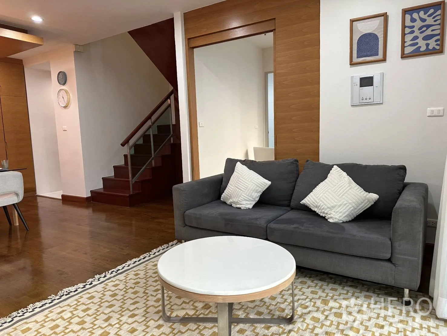 公寓 for rent in Watthana, Bangkok - 温馨客厅配灰色沙发、茶几与楼梯。