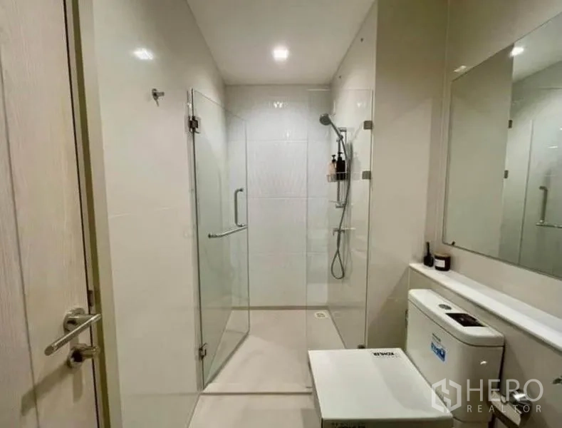 คอนโด ให้เช่าในPathum Wan, Bangkok - ห้องน้ำสะอาด ฝักบัวกระจกกั้น กระจกบานใหญ่ และสุขภัณฑ์โมเดิร์น