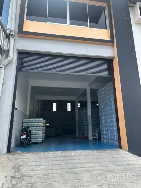 โรงงาน ให้เช่าในBang Phli, Samut Prakan - ประตูม้วนขนาดใหญ่พร้อมทางลาด เหมาะสำหรับรถบรรทุก