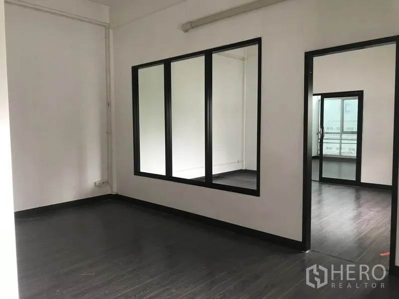店屋 出租在Watthana, Bangkok - 办公区，带大型内置玻璃窗与通往会议室的门