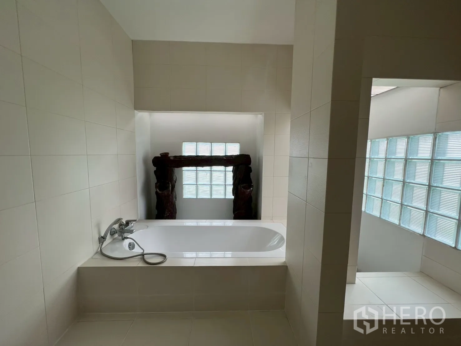 บ้าน ขายในMin Buri, Bangkok - ห้องน้ำสมัยใหม่ อ่างอาบน้ำและผนังกระจกบล็อก