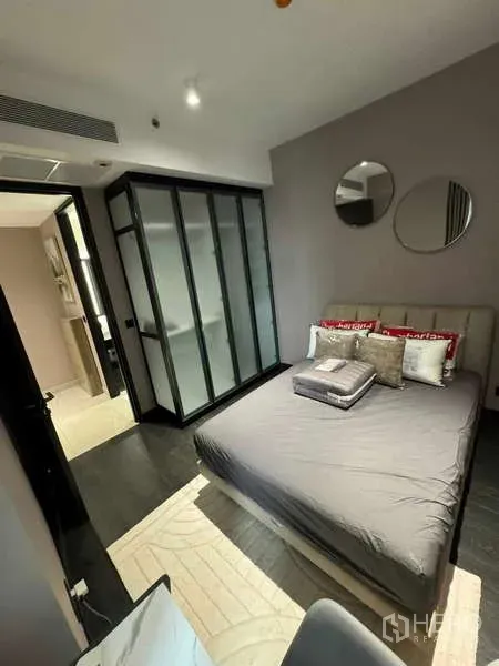 Condominium for rent in Bang Rak, Bangkok - Cozy bedroom with double bed and glass wardrobe panels