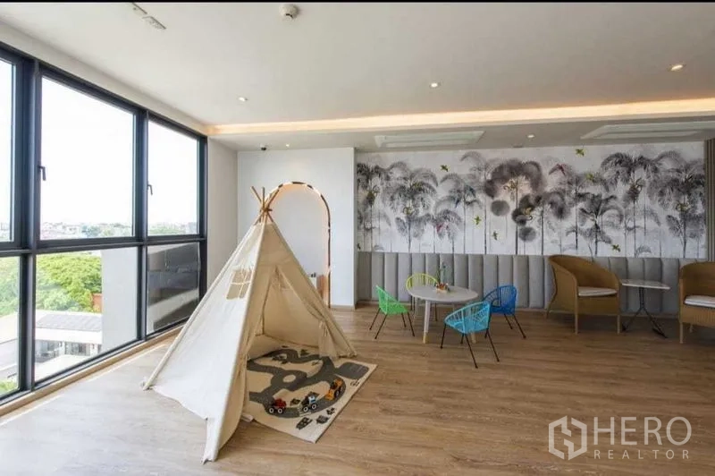 公寓 出租在Bang Na, Bangkok - 儿童活动室，配有印第安帐篷、趣味壁画与大窗景。