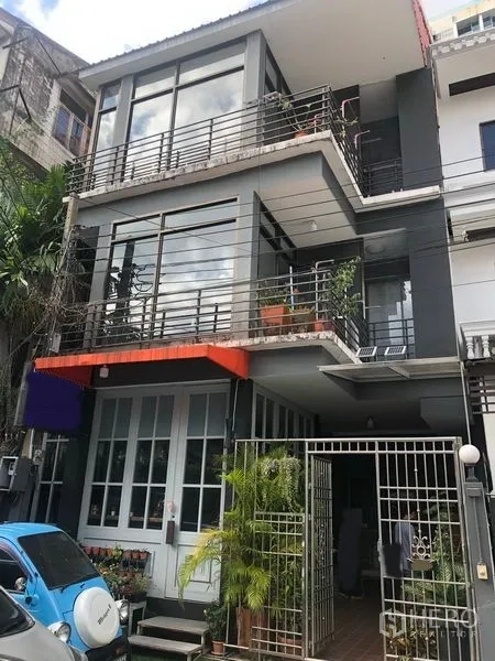 Retail Space for rent in Khlong Toei, Bangkok - Three-storey retail townhouse exterior with large windows, balconies and gated parking near BTS Phra Khanong.