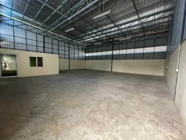 货栈 出租在Khlong Luang, Pathum Thani - 仓库内部高挑钢结构屋顶，光滑混凝土地面