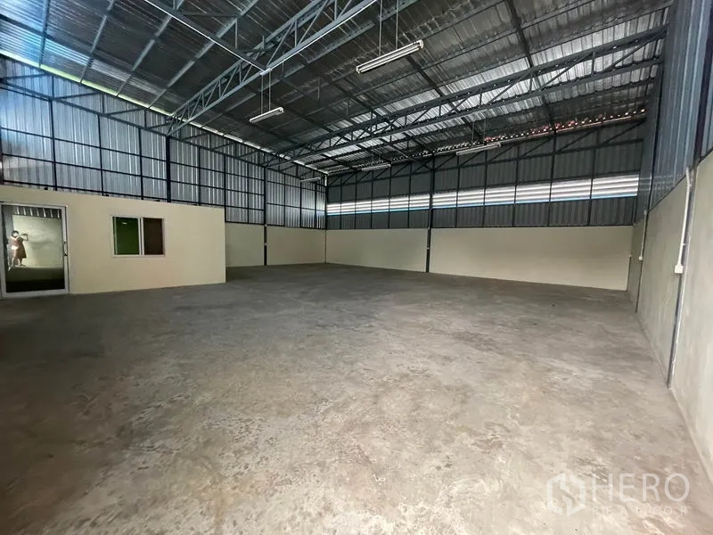 货栈 出租在Khlong Luang, Pathum Thani - 仓库内部高挑钢结构屋顶，光滑混凝土地面