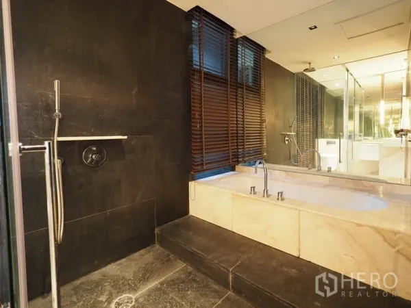คอนโด ให้เช่าในSathon, Bangkok - ห้องน้ำหรูพร้อมอ่างอาบน้ำแบบนอนผ่อนคลาย ผนังหินโทนเข้ม และฉากกั้นกระจก