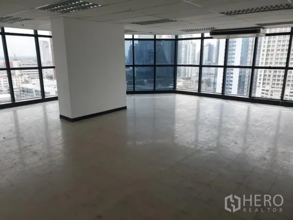 สำนักงาน ให้เช่าในWatthana, Bangkok - พื้นที่ออฟฟิศแบบเปิดมุมอาคาร กระจกสูงจรดเพดาน มองเห็นสกายไลน์กรุงเทพฯ