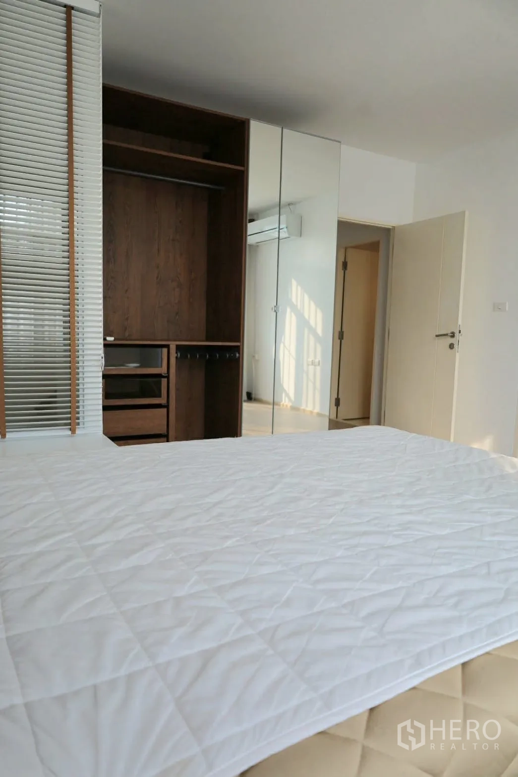 联排别墅 for rent in Prawet, Bangkok - 卧室设有内置木质衣柜与镜面柜门，收纳充裕。