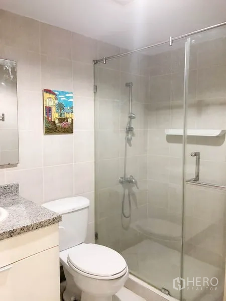 Condominium for rent or sale in Khlong Toei, Bangkok - Second bathroom featuring a glass-enclosed shower and vanity.