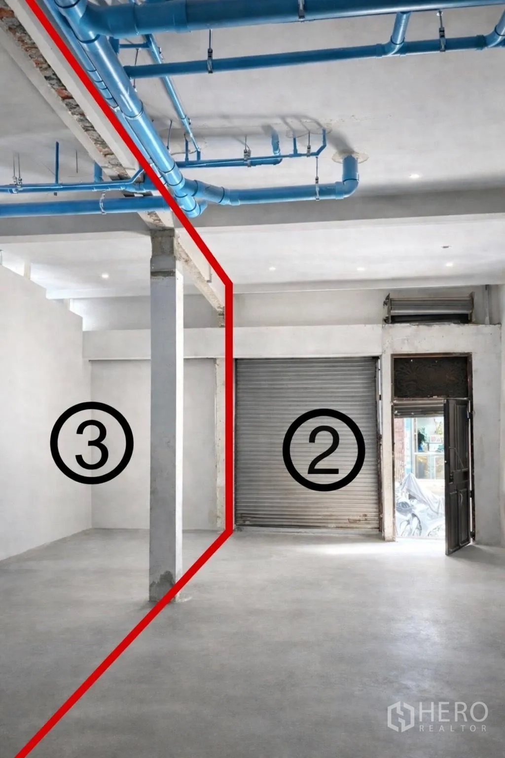 零售空间 for rent in Watthana, Bangkok - 室内视角标出2号与3号单元，中间为分隔线并有金属卷帘门。