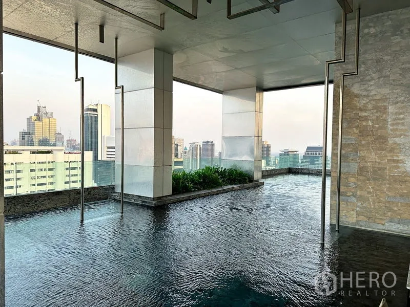 公寓 出租在Bang Rak, Bangkok - 覆盖式屋顶泳池，石材装饰，远眺城市