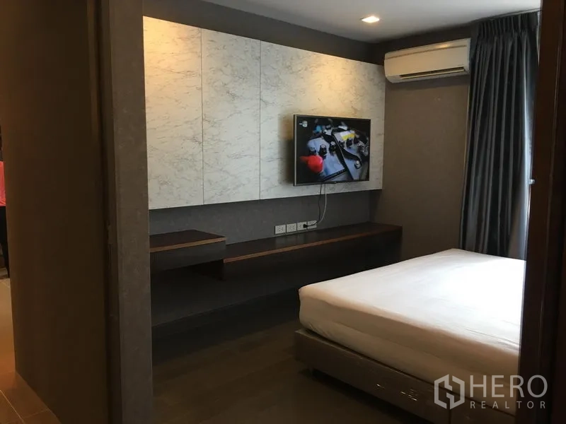 คอนโด ให้เช่าในWatthana, Bangkok - ห้องนอนเตียงควีน์ ทีวีติดผนัง ชั้นวางบิวท์อิน เครื่องปรับอากาศ และผ้าม่านทึบ