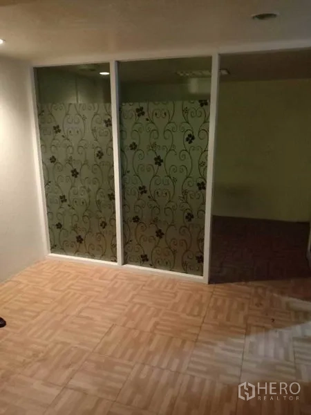 Retail Space for rent in Watthana, Bangkok - Small room divided by frosted patterned glass within the retail space.
