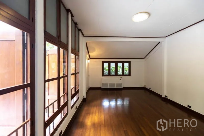 独立式住宅 出租在Pathum Wan, Bangkok - 翡翠色瓷砖私人泳池，池畔露台与热带植被环绕。