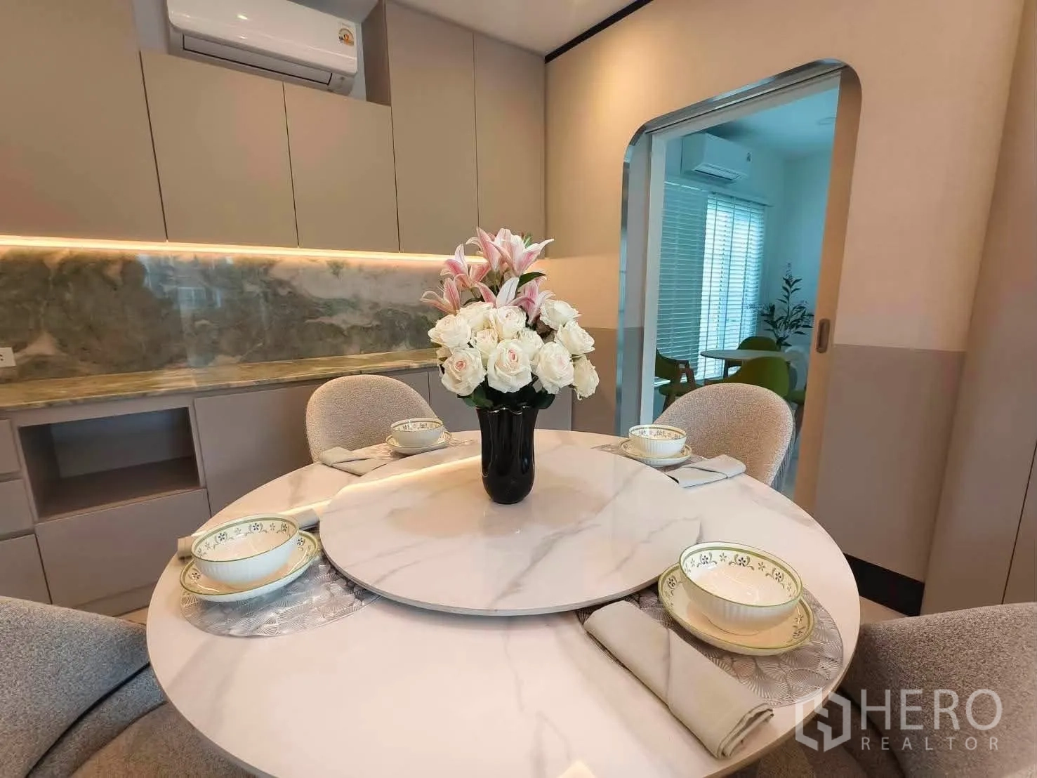 บ้านเดี่ยว for rent in Bang Phli, Samut Prakan - ห้องทานอาหารสวย โต๊ะหินอ่อนกลม แจกันดอกไม้ และตู้เก็บของ.