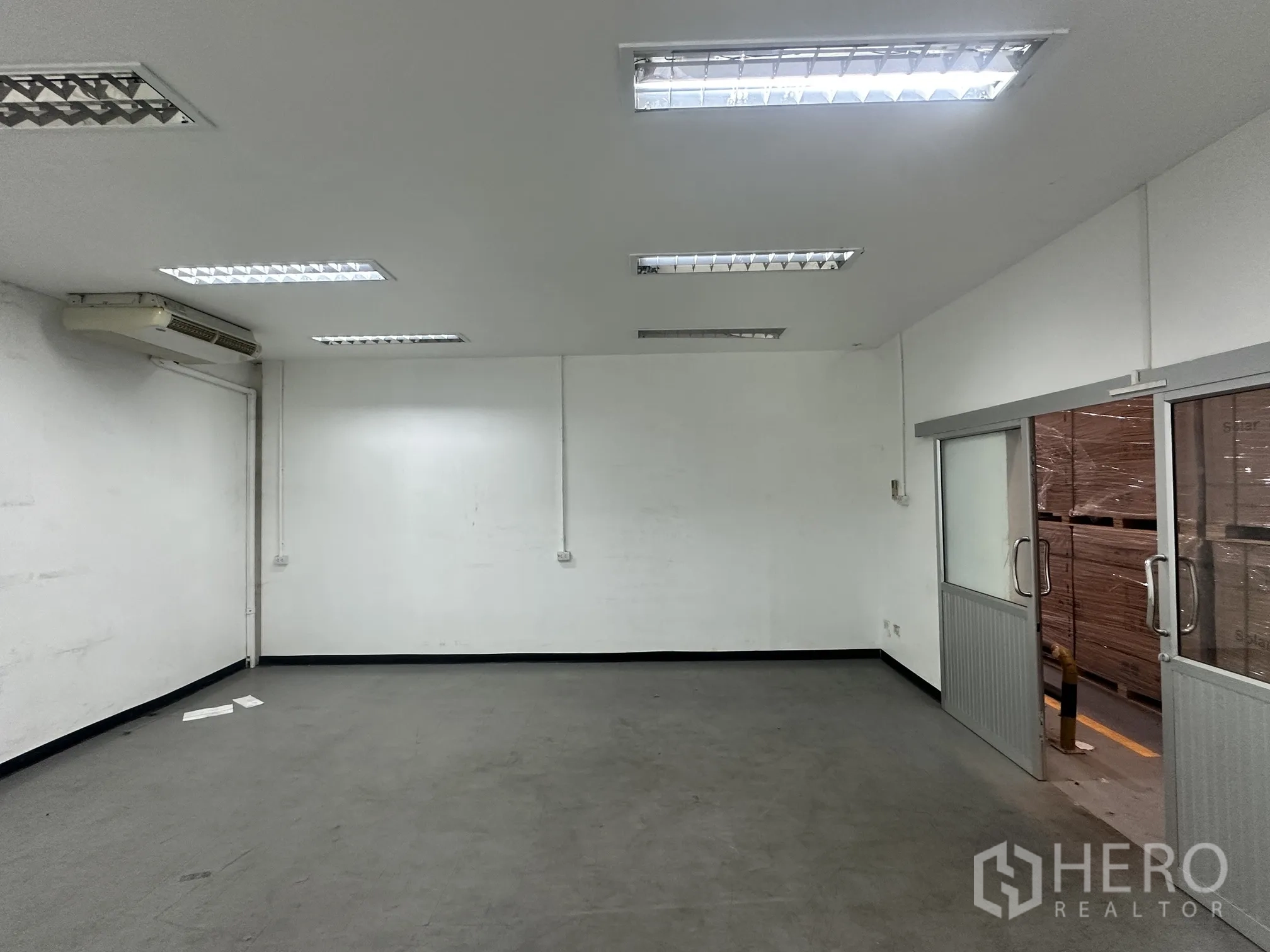 โกดัง for rent in Lat Krabang, Bangkok - ห้องออฟฟิศปิดทึบภายใน พร้อมไฟฟลูออเรสเซนต์และประตูบานเลื่อนติดคลัง