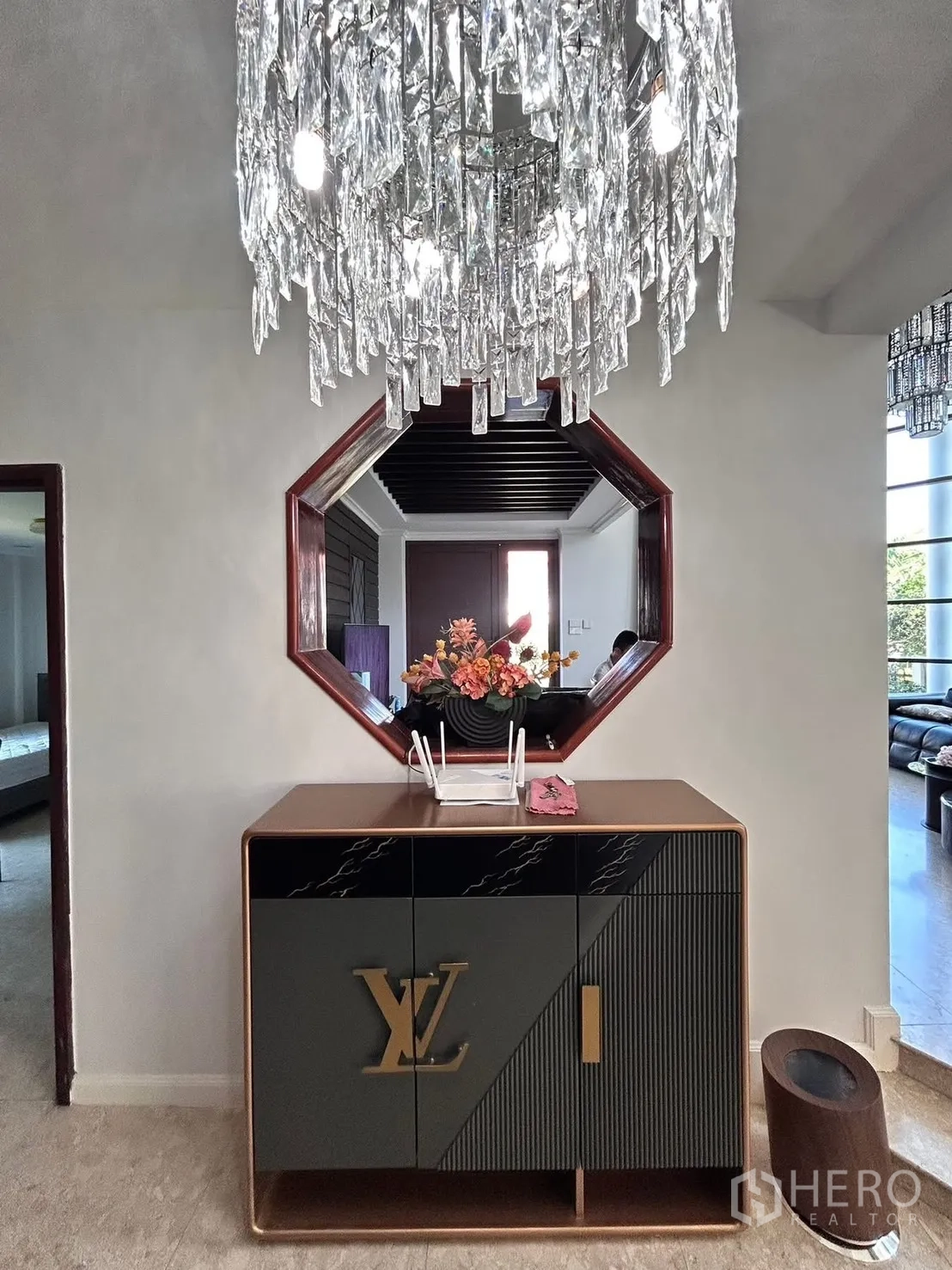 Detached House for rent in Lat Krabang, Bangkok - Entry foyer with octagonal mirror, decorative sideboard and sparkling chandelier.