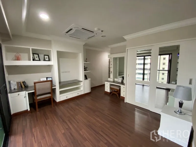 Condominium for rent in Watthana, Bangkok - Flexible study or dressing space with multiple built-in desks, shelves, and sliding doors.
