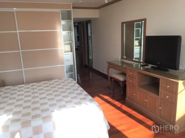 คอนโด ให้เช่าในWatthana, Bangkok - ห้องนอนสว่างพื้นไม้ ตู้เสื้อบ้ันเลื่อน และโต๊ะเครื่องแป้งพร้อมทีวี